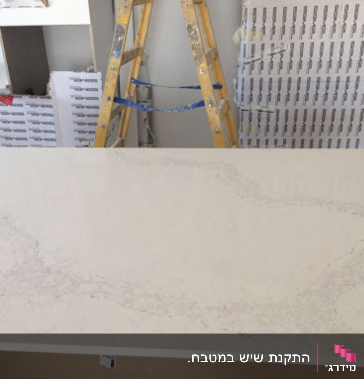 שולחן שיש לבן עם דוגמת עורקים אפורה